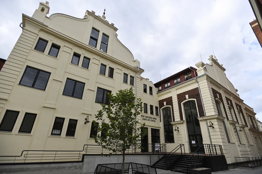 Zahajovacím představením se otevřel 1. září 2021 Dům tanečního umění v areálu bývalého branického pivovaru v Praze