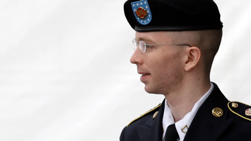 Bradley Manning opouští soudní místnost