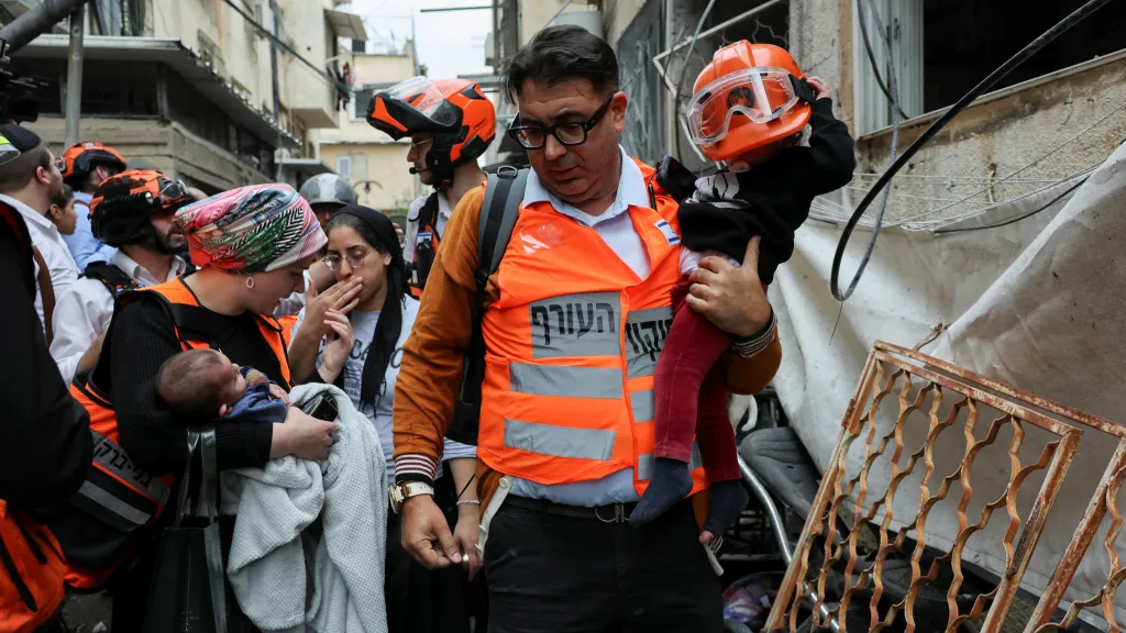 Následky íránského úderu v izraelském městě Bnej Brak (1. dubna 2026)