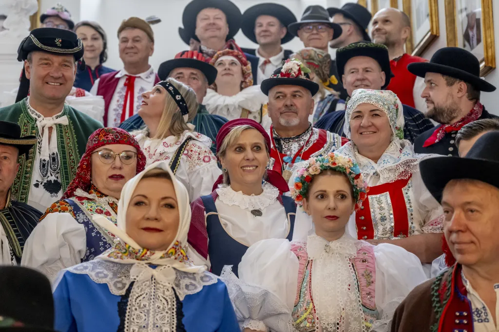 Několik desítek poslankyň a poslanců oslavilo Den lidových krojů a krajů v tradičních oděvech svých regionů