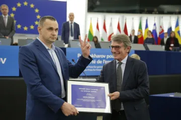 „Za všechny politické vězně v Rusku.“ Propuštěný Sencov převzal Sacharovovu cenu