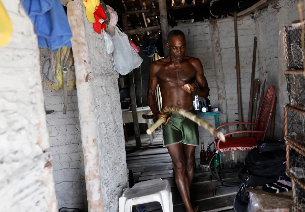 Lovec si stěžuje, že jeho průměrný denní úlovek je jen polovina toho, co chytil před deseti lety. Tehdy byla voda o tři metry dále ve vnitrozemí. Cruz říká, že příroda je naštvaná