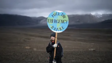 Dívka na místě původního ledovce žádá o rychlou reakci na změny klimatu