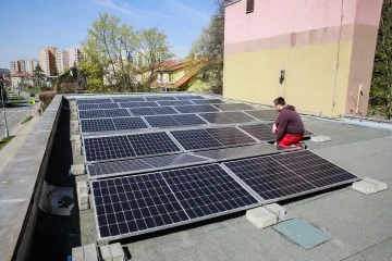 Společně vyrobená elektřina v bytových domech se bude moci sdílet mezi domácnostmi 