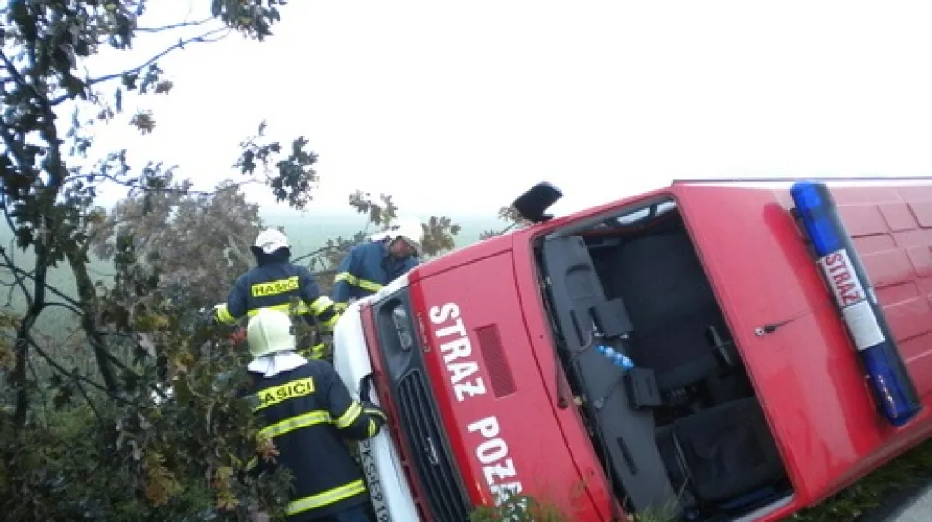 Polská hasičský dodávka se obrátila do příkopu