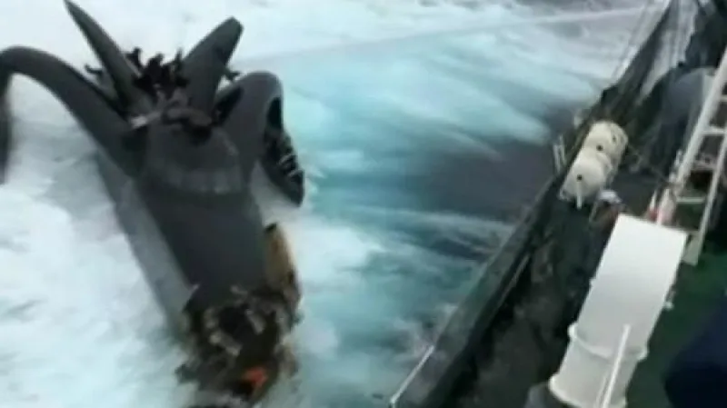 Střet člunu Ady Gil s velrybáři