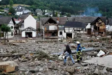 Voda v Německu trhala silnice, bourala domy a odnášela auta