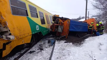 Srážka vlaku s nákladním autem v Rožné na Žďársku