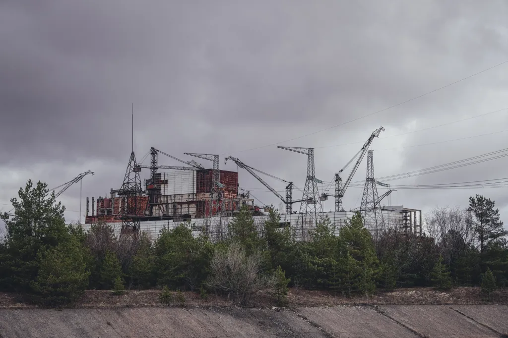 Panorama zóny doplňuje nikdy nedostavěný pátý a šestý blok elektrárny obklopený stavebními jeřáby