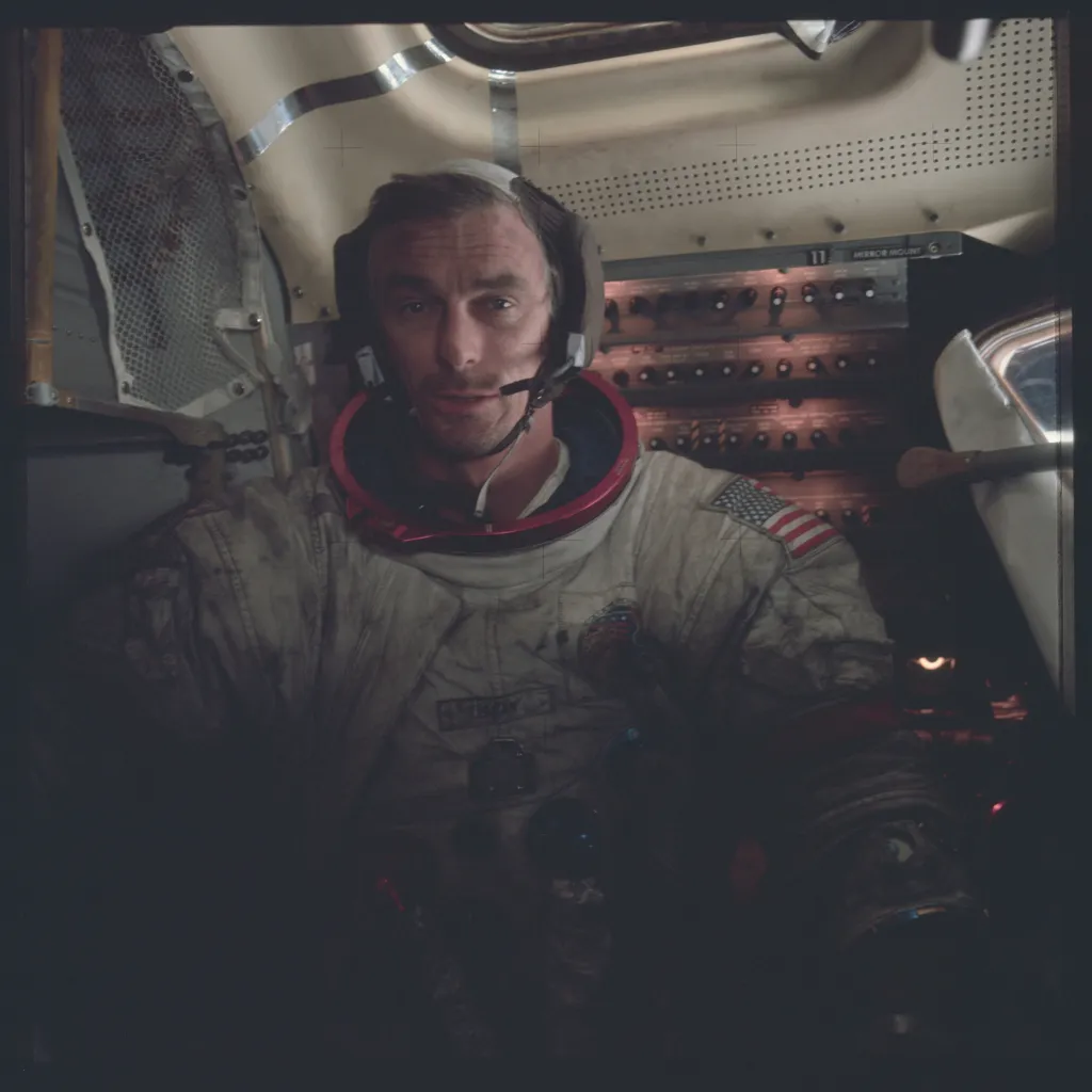 Velitel mise Eugene Cernan vyfotografovaný uvnitř lunárního modulu