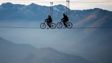Turisté jezdí na takzvaném „Zippy Bike“ v lyžařském středisku Hautacam ve francouzském Beaucens