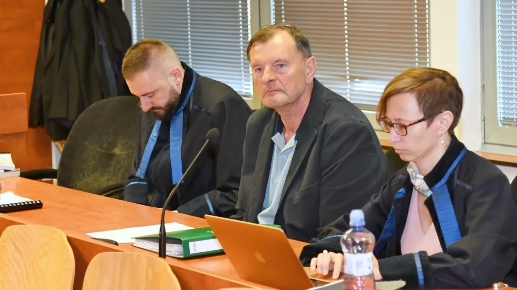 Obžalovaný František Horn (uprostřed) u soudu