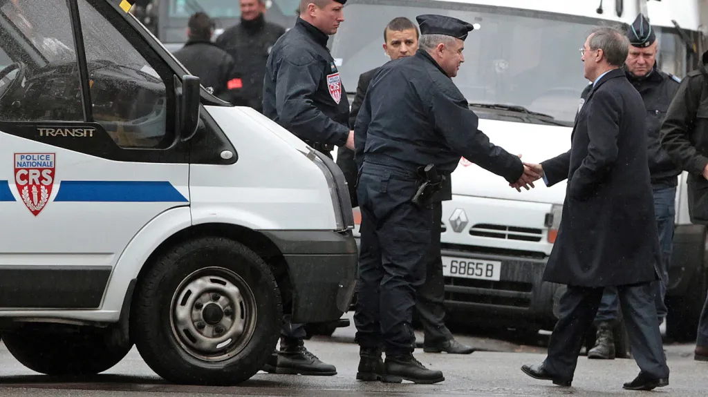 Ministr vnitra Claude Guéant s francouzskými policisty
