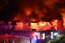 Hasiči v noci lokalizovali ohnisko požáru průmyslové haly v Turnově