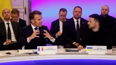 Emmanuel Macron a Volodymyr Zelenskyj při jednání v Kyjevě