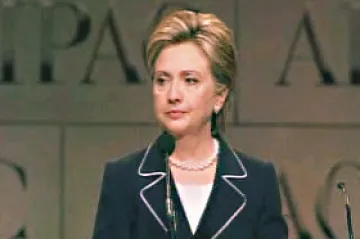 Clintonová v pátek odstoupí z kampaně, v sobotu podpoří Obamu