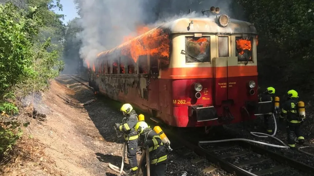 Hasiči likvidují požár vlaku