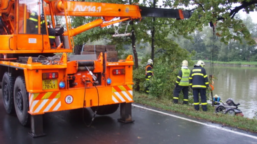 Jeřáb hasičů u nehody