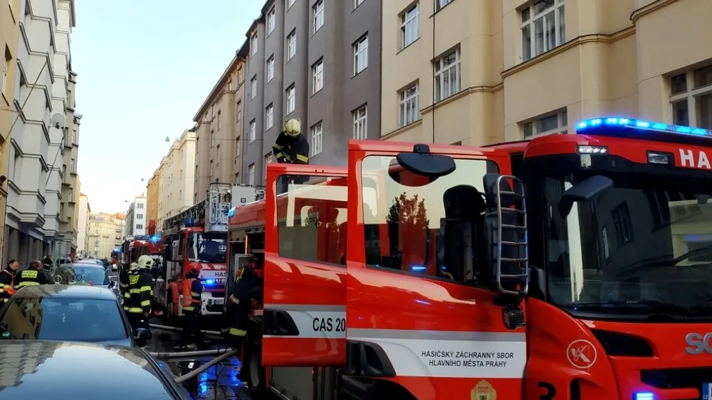 Hasiči v ulici U Smaltovny