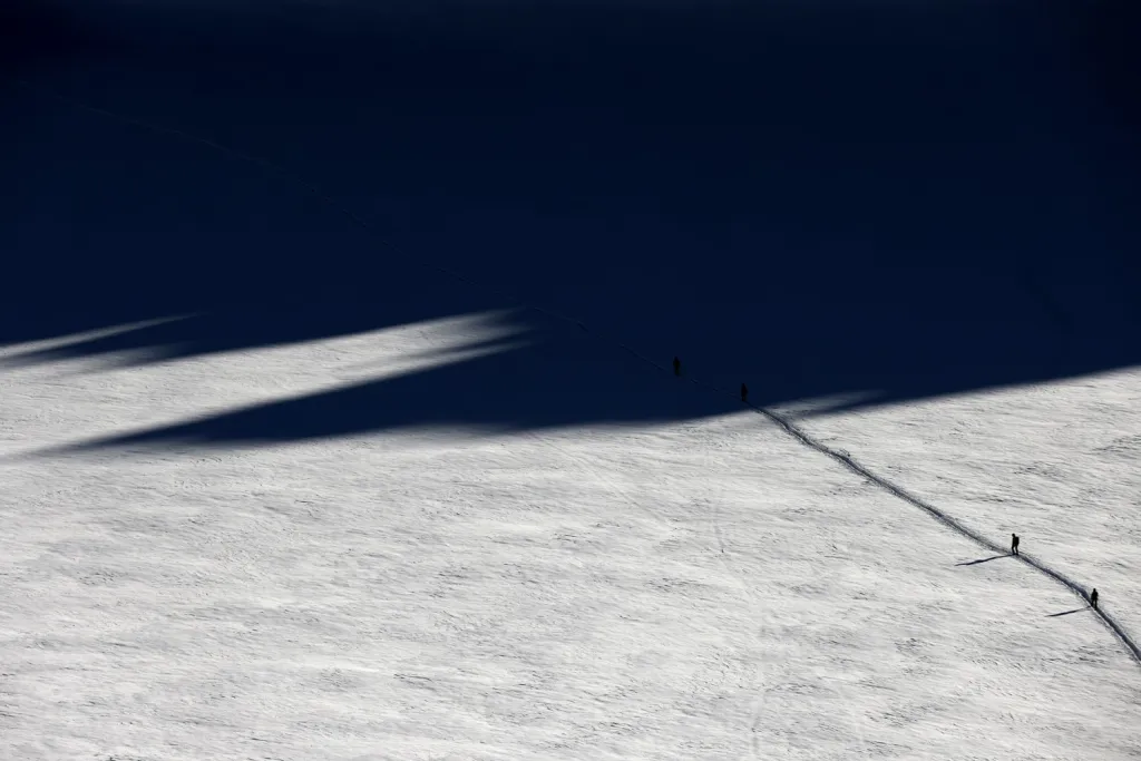 O tání ledovců v Alpách se nyní zajímá řada vědeckých týmů. Na snímku si jedna skupina razí cestu přes ledovec na italské straně masivu hory Mont Blanc v Courmayeur