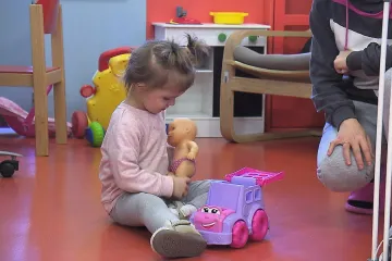 Čtyřletá Julie z Ukrajiny měla popáleniny na 60 procentech těla. Život jí zachránili pražští lékaři díky umělé kůži