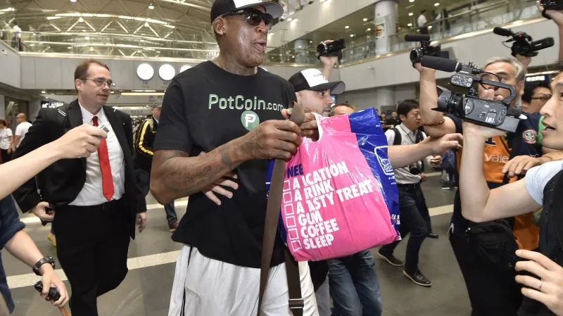 Bývalý hráč NBA Dennis Rodman na letišti v Pekingu, odkud pokračoval do KLDR