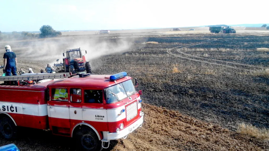 Požár pole u Olomouce