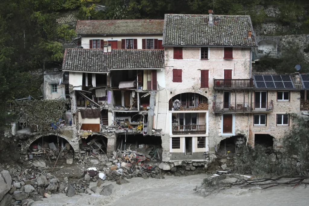 Rozsáhlé záplavy na jihovýchodě Francie a severozápadě Itálie si od pátku vyžádaly nejméně 12 obětí. Pátrání po dalších osobách pokračuje