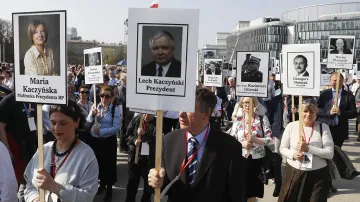 Průvod účastníků smutečního ceremoniálu s plakáty obětí smolenské tragédie u příležitosti osmého výročí nešťastné události a odhalení památníku na Pilsudského náměstí ve Varšavě