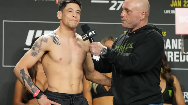 Joe Rogan při rozhovoru s MMA zápasníkem Brandonem Morenem