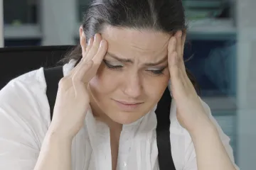 Migréna v Česku zřejmě trápí až milion lidí. Mnozí kvůli práci diagnózu tají