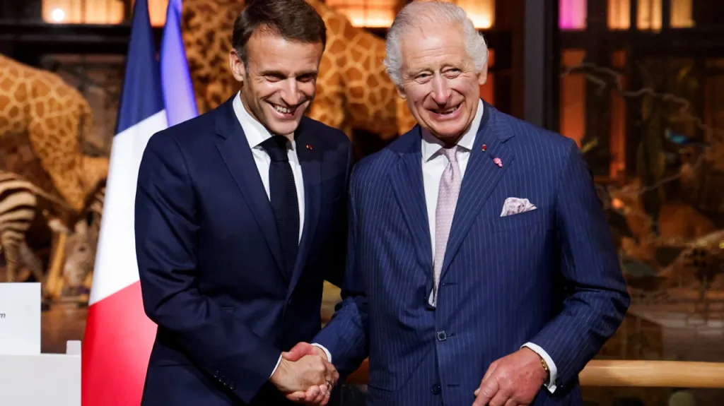 Francouzský prezident Emmanuel Macron si během návštěvy Přírodovědeckého muzea potřásl rukou s britským králem Karlem III.