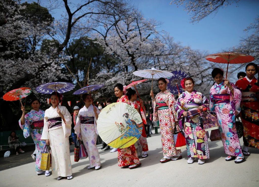 Ženy v tradičních japonských kimonech si vyšly na procházku do tokijského parku Ueno