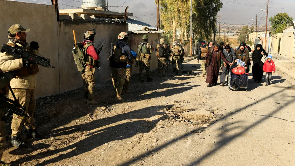 Civilisté opouštějí Mosul