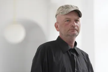 Muž hajlující na akci SPD dostal podmínku a pokutu. Podle soudu dobře věděl, co zvednutá ruka znamená