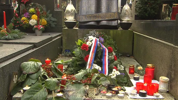 Pieta u hrobu Karla Čapka