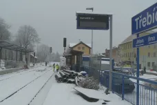 Oprava železniční trati mezi Jihlavou a Brnem se protahuje. Náhradní doprava má v zimě problémy