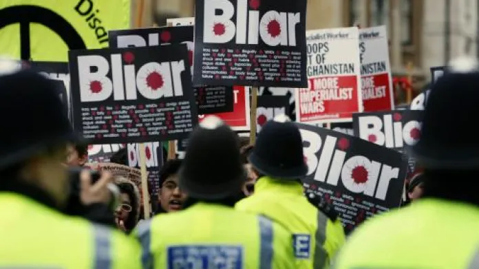 Demonstrace při slyšení Tonyho Blaira k válce v Iráku