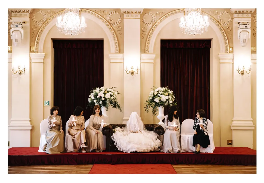 Dalším nominovaným v kategorii „Reportáž“ je Jan Zátorský s fotosouborem první pražské chasidské svatby, červen 2019.