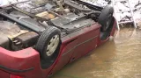 Auto na kraji Karlových Varů skončilo v potoce