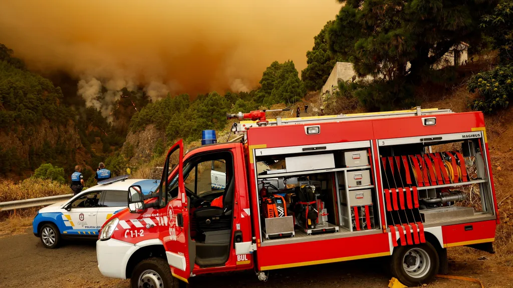 Záchranáři sledují požár u Candelarie na Tenerife