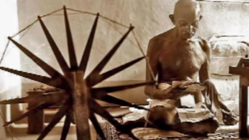 Mahátma Gándhí při výrobě látky