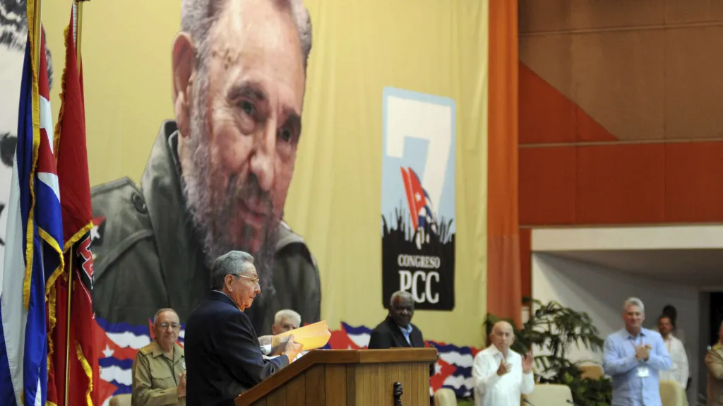 Raúl Castro promluvil na sjezdu komunistů s bratrovým portrétem za zády