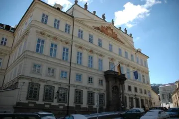 Reportéři ČT: Vymění vláda barokní palác za pozemek?