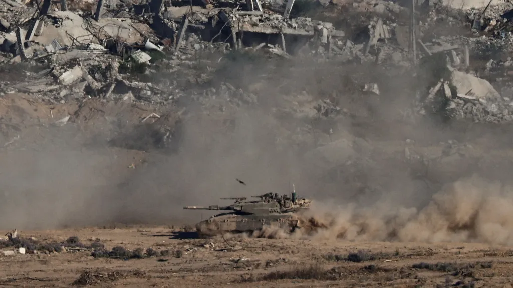 Izraelský tank při manévrech ve zničeném Pásmu Gazy, 6. 7. 2025