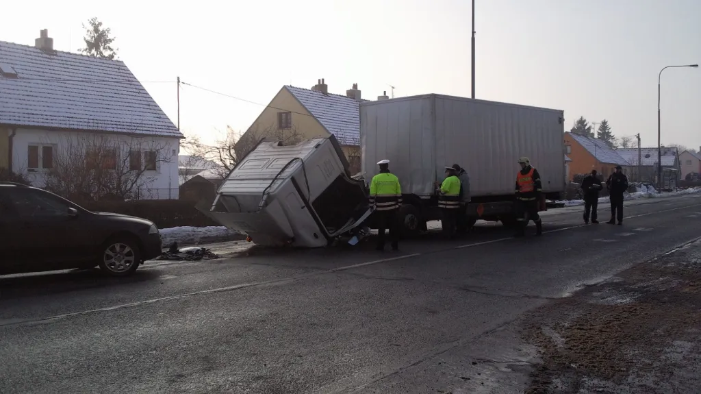 Nehoda kamionu s nebezpečným nákladem ve Vyškově