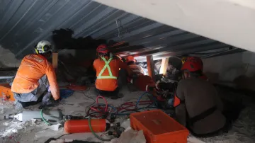 Na východě Jávy se zřítila škola