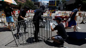Demonstranti používají barikády k blokování silnice v tunelu Cross-Harbor.