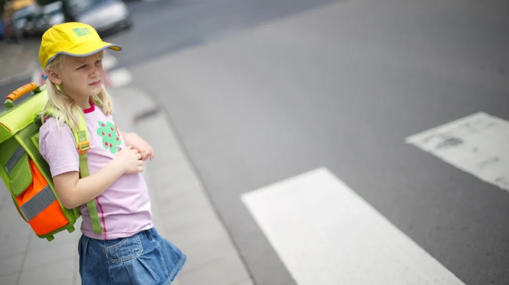 Školačka na přechodu