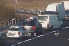 Řidiče couvající na D11 usvědčilo video z kamionu. Záběry z dálničních kamer byly nekvalitní